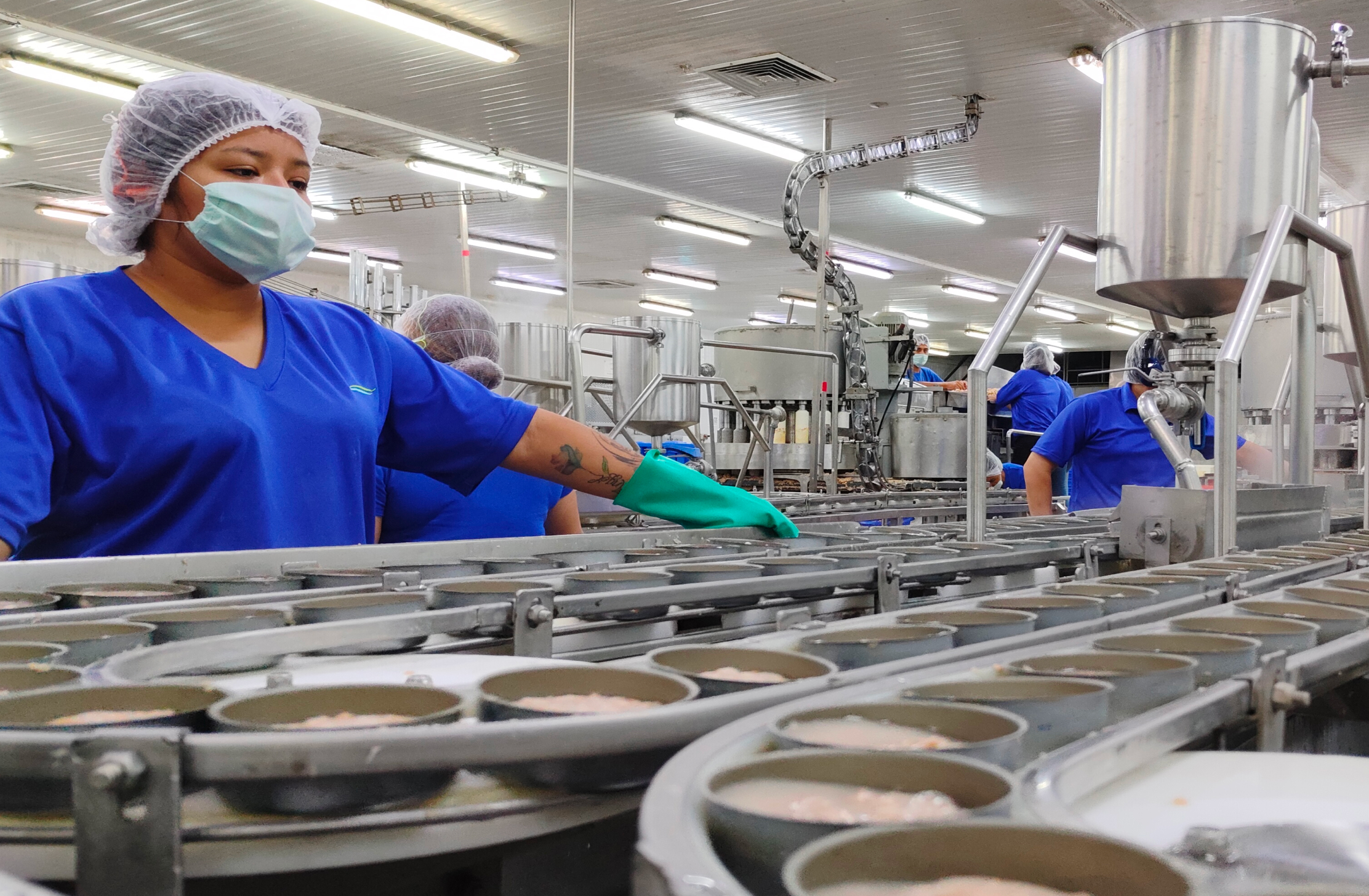 Obreros con latas de atún